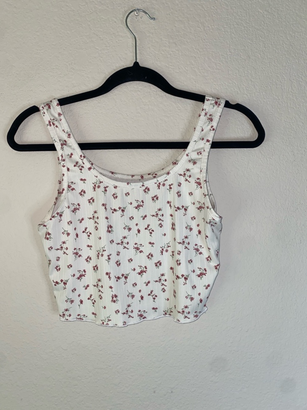 🛍️Ribbed White Crop Top with Red and Green fine line detailed flowers! - Picture 4 of 7